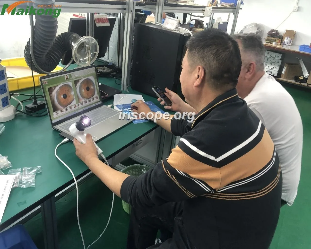 Portable iriscope setup for mobile wellness visits in the UK — iridology camera facotry customer  (47).jpg